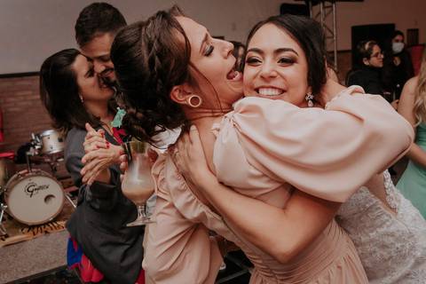 festa de casamento convidados curtindo'