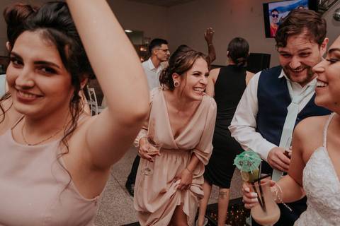 festa de casamento convidados curtindo'