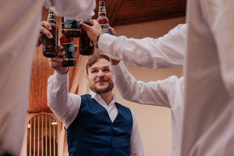 casamento cate e bruno, making of do noivo com os amigos no salão de cabelereiro e barbearia MAISON em Bauru-SP amigos curtem no making of e fotógrafa de casamento Thais Augusto Fotografia registra tudo de forma natural, espontâneo e criativa e mto amor'