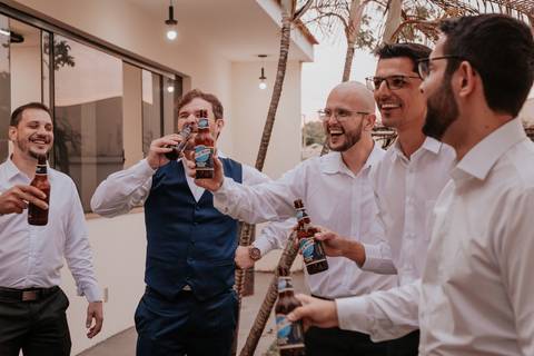 casamento cate e bruno, making of do noivo com os amigos no salão de cabelereiro e barbearia MAISON em Bauru-SP amigos curtem no making of e fotógrafa de casamento Thais Augusto Fotografia registra tudo de forma natural, espontâneo e criativa e mto amor'