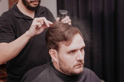 casamento cate e bruno, making of do noivo com os amigos no salão de cabelereiro e barbearia MAISON em Bauru-SP amigos curtem no making of e fotógrafa de casamento Thais Augusto Fotografia registra tudo de forma natural, espontâneo e criativa e mto amor'