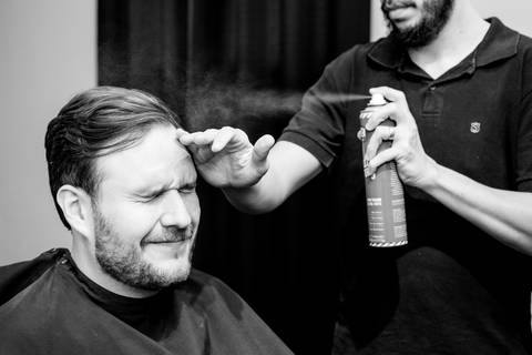 casamento cate e bruno, making of do noivo com os amigos no salão de cabelereiro e barbearia MAISON em Bauru-SP amigos curtem no making of e fotógrafa de casamento Thais Augusto Fotografia registra tudo de forma natural, espontâneo e criativa e mto amor'