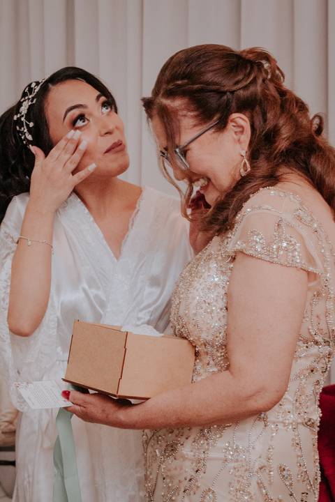 casamento cate e bruno, making of da noiva com as madrinha no salão de cabelereiro MAISON em Bauru-SP Marcelo biscalchin make e fotógrafa de casamento Thais Augusto Fotografia registra tudo de forma natural, espontâneo e criativa e mto amor'