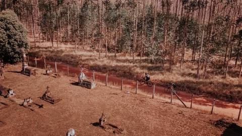 cachorro, casal, noivos, pré-wedding, ensaio de casal, bike, fotógrafa de casamento, thais augusto fotografia fotografa autoral ensaio personalizado, cachorro, bike, trilha, trilha do linhão, cemiterio drone, bauru, noivos casal foto de casal'