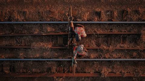 cachorro, casal, noivos, pré-wedding, ensaio de casal, bike, fotógrafa de casamento, thais augusto fotografia fotografa autoral ensaio personalizado, cachorro, bike, trilha, trilha do linhão, cemiterio drone, bauru, noivos casal foto de casal'