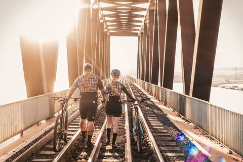 trilha de trem rio tietê, ensaio pré wedding - ensaio de casais pré casamento de bike, ensaio de bike com casais'