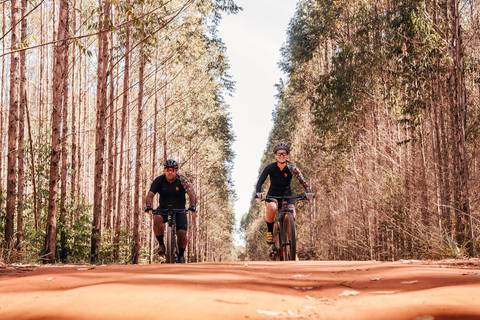 cachorro, casal, noivos, pré-wedding, ensaio de casal, bike, fotógrafa de casamento, thais augusto fotografia fotografa autoral ensaio personalizado, cachorro, bike, trilha, trilha do linhão, cemiterio lauro de sousa lima, bauru, noivos casal foto casal'