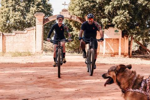 cachorro, casal, noivos, pré-wedding, ensaio de casal, bike, fotógrafa de casamento, thais augusto fotografia fotografa autoral ensaio personalizado, cachorro, bike, trilha, trilha do linhão, cemiterio lauro de sousa lima, bauru, noivos casal foto casal'