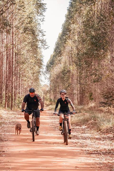 cachorro, casal, noivos, pré-wedding, ensaio de casal, bike, fotógrafa de casamento, thais augusto fotografia fotografa autoral ensaio personalizado, cachorro, bike, trilha, trilha do linhão, cemiterio lauro de sousa lima, bauru, noivos casal foto casal'