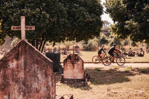 cachorro, casal, noivos, pré-wedding, ensaio de casal, bike, fotógrafa de casamento, thais augusto fotografia fotografa autoral ensaio personalizado, cachorro, bike, trilha, trilha do linhão, cemiterio lauro de sousa lima, bauru, noivos casal foto casal'
