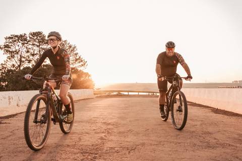 casal de ciclistas faz ensaio fotográfico pré-wedding com fotógrafa especialista em direcionamento de casais no interior de São Paulo'