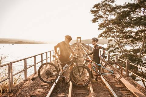 fotografa de casamento faz ensaio fotográfico de casal apaixonado por bike. ensaio pré wedding com bicicleta'