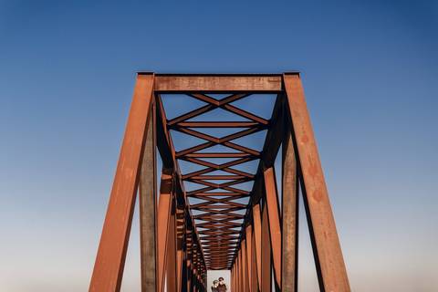 ponte do tietê em pederneiras recebe fotógrafo de casamento e faz ensaio de casal de bicicleta'