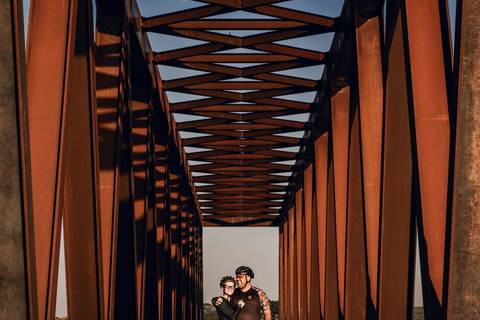 thais augusto fotografia faz ensaio de casal pré wedding temático com bicicleta e trilha'