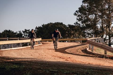 casal passeando de bicicleta faz ensaio temático e personalizado antes do casamento com fotógrafo de casamento em bauru / pederneiras'