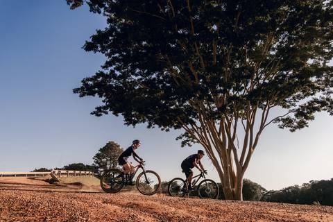 bikelovers ensaio de casal, pré wedding, trilha, thais augusto fotografia, fotógrafo de casamento em bauru-sp interior, bicicleta, casal, noivos, bike, agudos, cemitério, eni,trilha de bike, eny bauru, pederneiras, jau, agudos, igreja, girassol, itatingui'