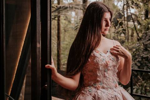 fotos realizadas pela fotógrafa thais augusto Debutante na cabana Naturhaus em são paulo em embu das artes, ensaio editorial de moda luzes do entardecer e fumaça, iluminação cênica vestido vogue, video com galileu gonzales filmes e maquiagem joão carvalho'