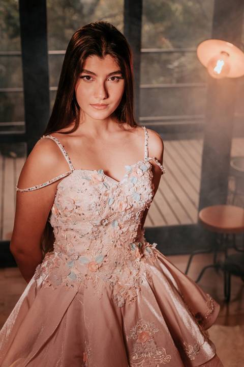 fotos realizadas pela fotógrafa thais augusto Debutante na cabana Naturhaus em são paulo em embu das artes, ensaio editorial de moda luzes do entardecer e fumaça, iluminação cênica vestido vogue, video com galileu gonzales filmes e maquiagem joão carvalho'