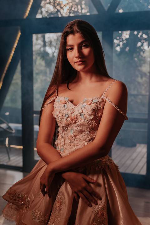 fotos realizadas pela fotógrafa thais augusto Debutante na cabana Naturhaus em são paulo em embu das artes, ensaio editorial de moda luzes do entardecer e fumaça, iluminação cênica vestido vogue, video com galileu gonzales filmes e maquiagem joão carvalho'