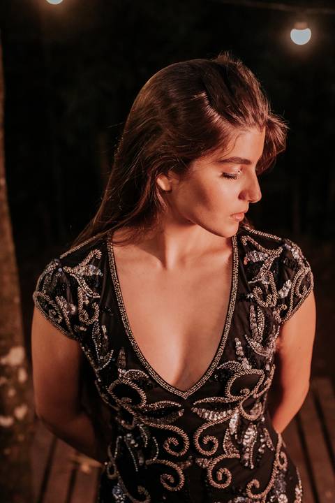 fotos realizadas pela fotógrafa thais augusto Debutante na cabana Naturhaus em são paulo em embu das artes, ensaio editorial de moda luzes do entardecer e fumaça, iluminação cênica vestido vogue, video com galileu gonzales filmes e maquiagem joão carvalho'