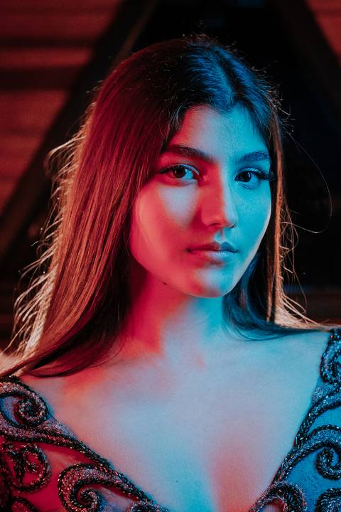 fotos realizadas pela fotógrafa thais augusto Debutante na cabana Naturhaus em são paulo em embu das artes, ensaio editorial de moda luzes do entardecer e fumaça, iluminação cênica vestido vogue, video com galileu gonzales filmes e maquiagem joão carvalho'