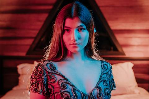 fotos realizadas pela fotógrafa thais augusto Debutante na cabana Naturhaus em são paulo em embu das artes, ensaio editorial de moda luzes do entardecer e fumaça, iluminação cênica vestido vogue, video com galileu gonzales filmes e maquiagem joão carvalho'