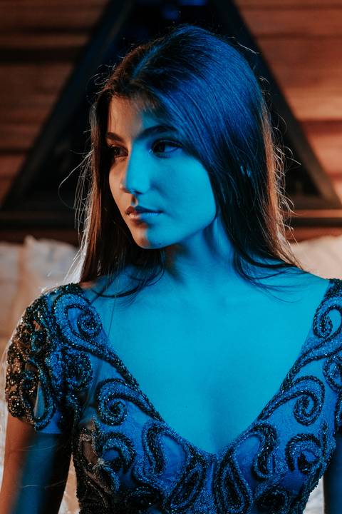 fotos realizadas pela fotógrafa thais augusto Debutante na cabana Naturhaus em são paulo em embu das artes, ensaio editorial de moda luzes do entardecer e fumaça, iluminação cênica vestido vogue, video com galileu gonzales filmes e maquiagem joão carvalho'