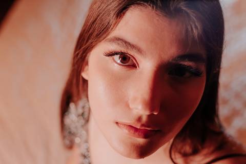 fotos realizadas pela fotógrafa thais augusto Debutante na cabana Naturhaus em são paulo em embu das artes, ensaio editorial de moda luzes do entardecer e fumaça, iluminação cênica vestido vogue, video com galileu gonzales filmes e maquiagem joão carvalho'