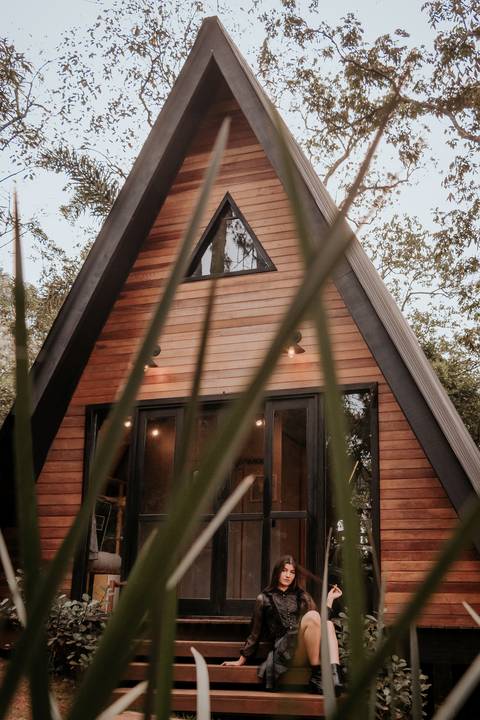 fotos realizadas pela fotógrafa thais augusto Debutante na cabana Naturhaus em são paulo em embu das artes, ensaio editorial de moda luzes do entardecer e fumaça, iluminação cênica vestido vogue, video com galileu gonzales filmes e maquiagem joão carvalho'