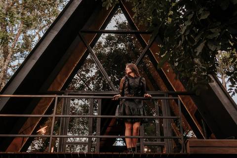 fotos realizadas pela fotógrafa thais augusto Debutante na cabana Naturhaus em são paulo em embu das artes, ensaio editorial de moda luzes do entardecer e fumaça, iluminação cênica vestido vogue, video com galileu gonzales filmes e maquiagem joão carvalho'