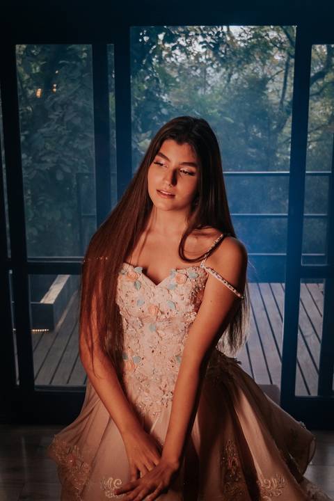 fotos realizadas pela fotógrafa thais augusto Debutante na cabana Naturhaus em são paulo em embu das artes, ensaio editorial de moda luzes do entardecer e fumaça, iluminação cênica vestido vogue, video com galileu gonzales filmes e maquiagem joão carvalho'