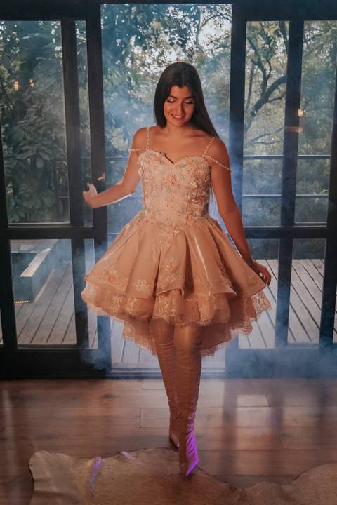 fotos realizadas pela fotógrafa thais augusto Debutante na cabana Naturhaus em são paulo em embu das artes, ensaio editorial de moda luzes do entardecer e fumaça, iluminação cênica vestido vogue, video com galileu gonzales filmes e maquiagem joão carvalho'