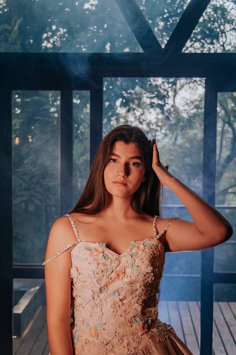 fotos realizadas pela fotógrafa thais augusto Debutante na cabana Naturhaus em são paulo em embu das artes, ensaio editorial de moda luzes do entardecer e fumaça, iluminação cênica vestido vogue, video com galileu gonzales filmes e maquiagem joão carvalho'
