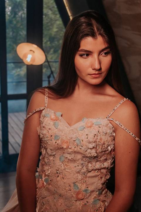 fotos realizadas pela fotógrafa thais augusto Debutante na cabana Naturhaus em são paulo em embu das artes, ensaio editorial de moda luzes do entardecer e fumaça, iluminação cênica vestido vogue, video com galileu gonzales filmes e maquiagem joão carvalho'