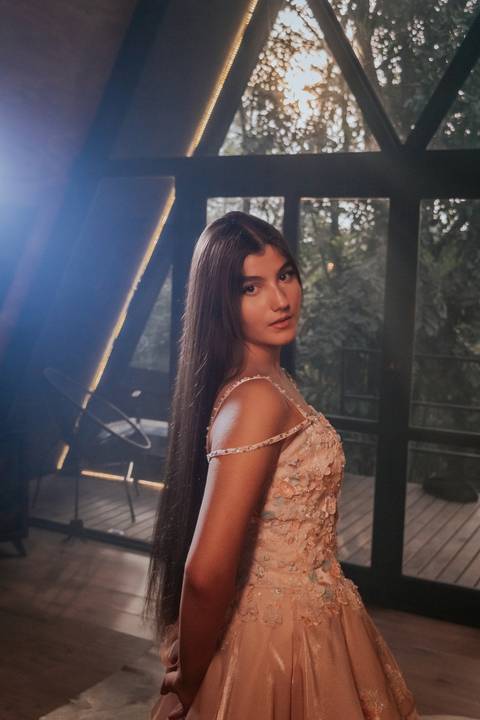 fotos realizadas pela fotógrafa thais augusto Debutante na cabana Naturhaus em são paulo em embu das artes, ensaio editorial de moda luzes do entardecer e fumaça, iluminação cênica vestido vogue, video com galileu gonzales filmes e maquiagem joão carvalho'