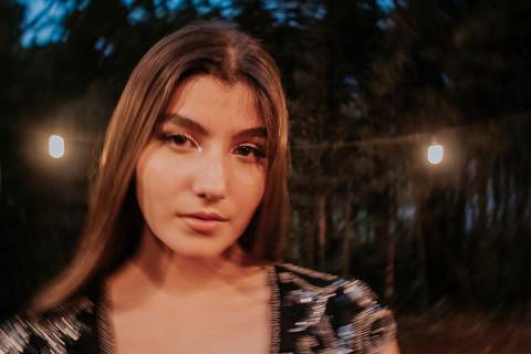 fotos realizadas pela fotógrafa thais augusto Debutante na cabana Naturhaus em são paulo em embu das artes, ensaio editorial de moda luzes do entardecer e fumaça, iluminação cênica vestido vogue, video com galileu gonzales filmes e maquiagem joão carvalho'