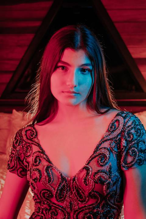 fotos realizadas pela fotógrafa thais augusto Debutante na cabana Naturhaus em são paulo em embu das artes, ensaio editorial de moda luzes do entardecer e fumaça, iluminação cênica vestido vogue, video com galileu gonzales filmes e maquiagem joão carvalho'