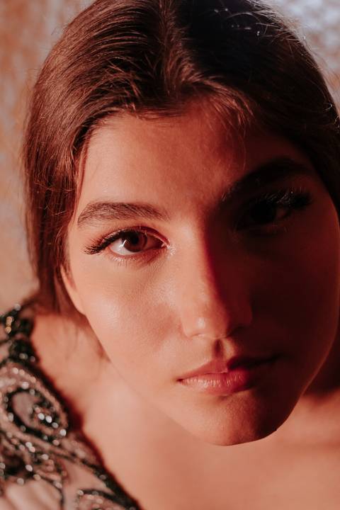 fotos realizadas pela fotógrafa thais augusto Debutante na cabana Naturhaus em são paulo em embu das artes, ensaio editorial de moda luzes do entardecer e fumaça, iluminação cênica vestido vogue, video com galileu gonzales filmes e maquiagem joão carvalho'