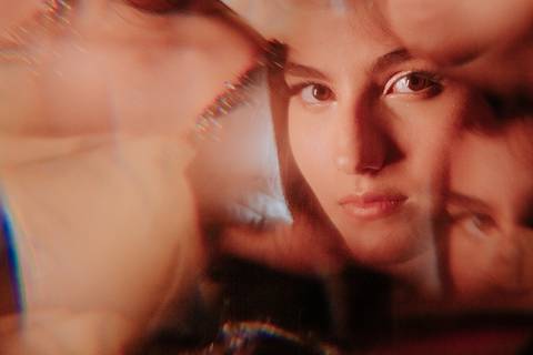 fotos realizadas pela fotógrafa thais augusto Debutante na cabana Naturhaus em são paulo em embu das artes, ensaio editorial de moda luzes do entardecer e fumaça, iluminação cênica vestido vogue, video com galileu gonzales filmes e maquiagem joão carvalho'