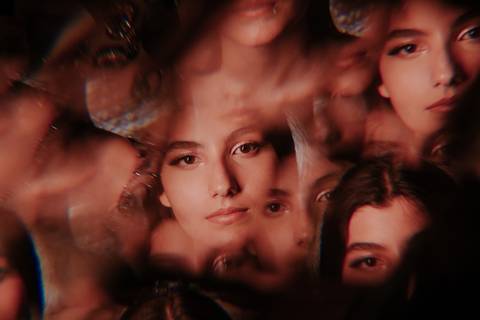 fotos realizadas pela fotógrafa thais augusto Debutante na cabana Naturhaus em são paulo em embu das artes, ensaio editorial de moda luzes do entardecer e fumaça, iluminação cênica vestido vogue, video com galileu gonzales filmes e maquiagem joão carvalho'