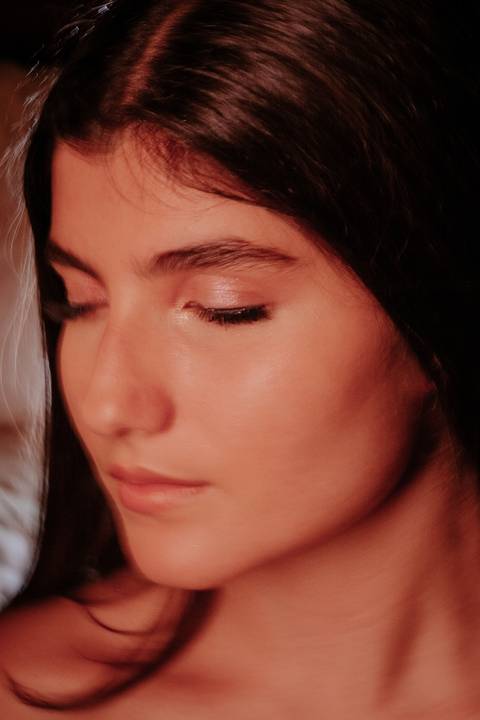 fotos realizadas pela fotógrafa thais augusto Debutante na cabana Naturhaus em são paulo em embu das artes, ensaio editorial de moda luzes do entardecer e fumaça, iluminação cênica vestido vogue, video com galileu gonzales filmes e maquiagem joão carvalho'