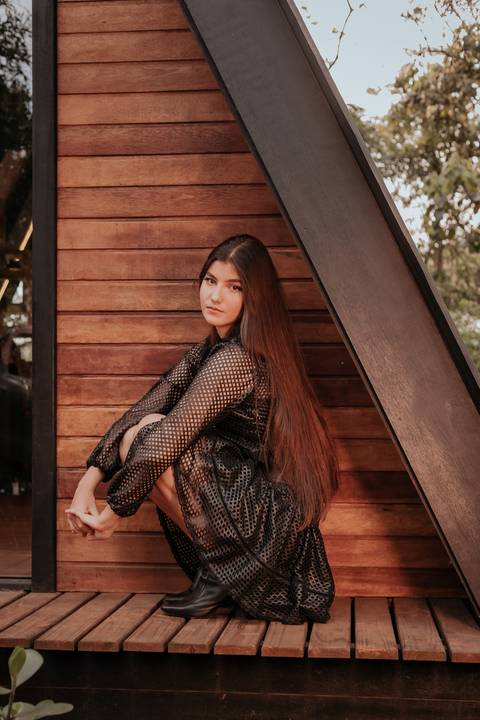 fotos realizadas pela fotógrafa thais augusto Debutante na cabana Naturhaus em são paulo em embu das artes, ensaio editorial de moda luzes do entardecer e fumaça, iluminação cênica vestido vogue, video com galileu gonzales filmes e maquiagem joão carvalho'