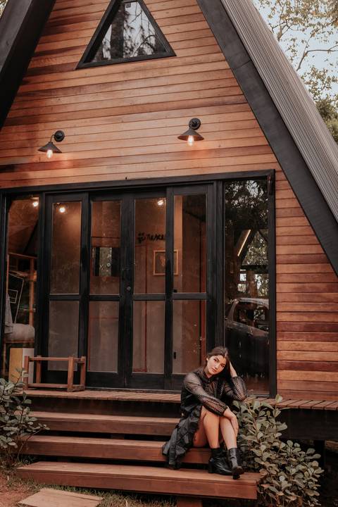 fotos realizadas pela fotógrafa thais augusto Debutante na cabana Naturhaus em são paulo em embu das artes, ensaio editorial de moda luzes do entardecer e fumaça, iluminação cênica vestido vogue, video com galileu gonzales filmes e maquiagem joão carvalho'