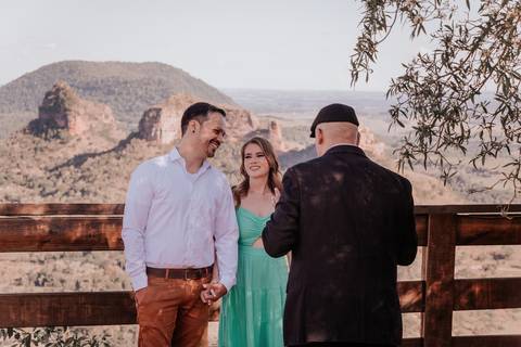 fotógrafa de casamento registra o casamento realizado no monte de botucatu interior de sp, com fotos espontâneas com amor'