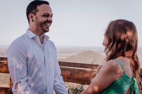 fotógrafa de casamento registra o casamento realizado no monte de botucatu interior de sp, com fotos espontâneas com amor'