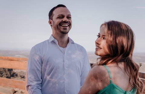 fotógrafa de casamento registra o casamento realizado no monte de botucatu interior de sp, com fotos espontâneas com amor'