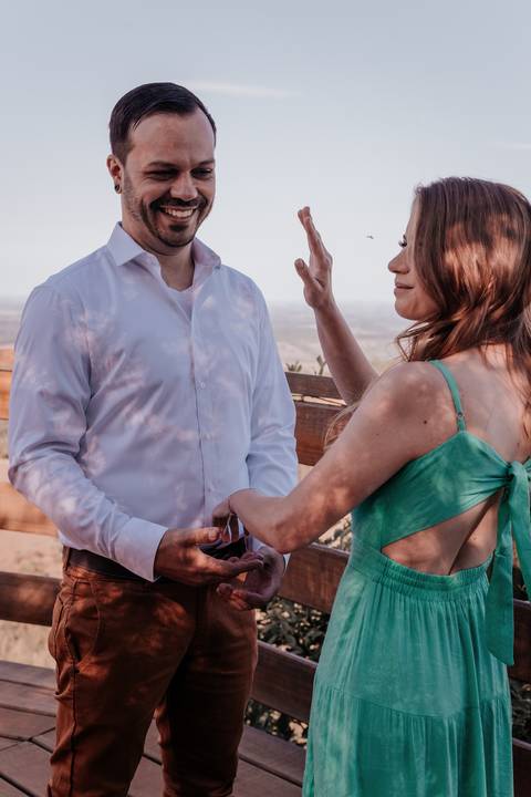 fotógrafa de casamento registra o casamento realizado no monte de botucatu interior de sp, com fotos espontâneas com amor'