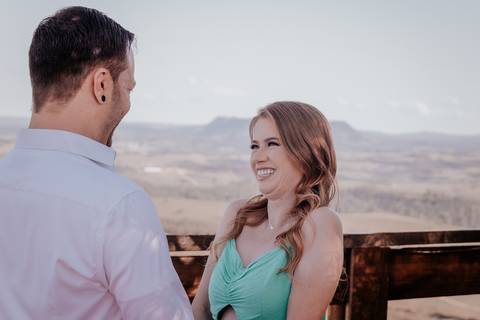 fotógrafa de casamento registra o casamento realizado no monte de botucatu interior de sp, com fotos espontâneas com amor'