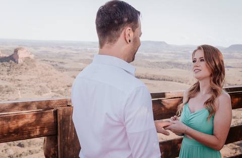 fotógrafa de casamento registra o casamento realizado no monte de botucatu interior de sp, com fotos espontâneas com amor'
