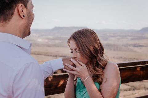 fotógrafa de casamento registra o casamento realizado no monte de botucatu interior de sp, com fotos espontâneas com amor'